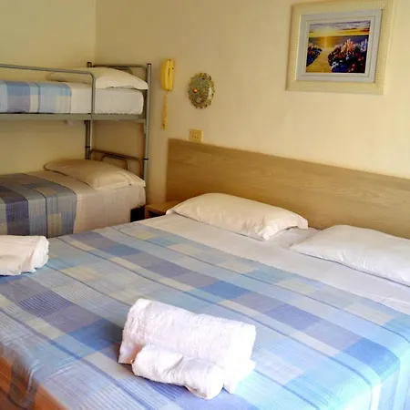 בית הארחה In Guest - New Cirene Double Comfort With Breakfast רימיני